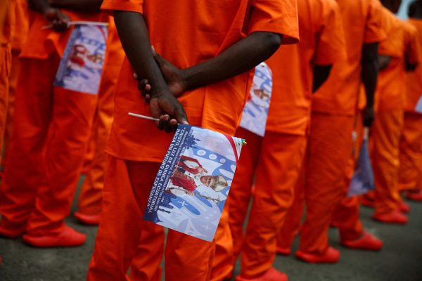 Многие африканские католики с радостью встретили первый визит Лео. Другие же опасаются, что он придал легитимность авторитарным лидерам.