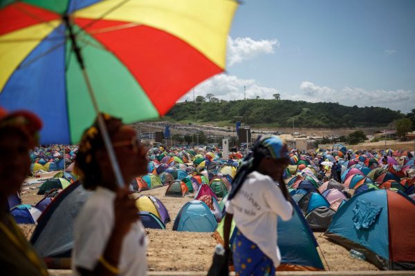 Многие африканские католики с радостью встретили первый визит Лео. Другие же опасаются, что он придал легитимность авторитарным лидерам.