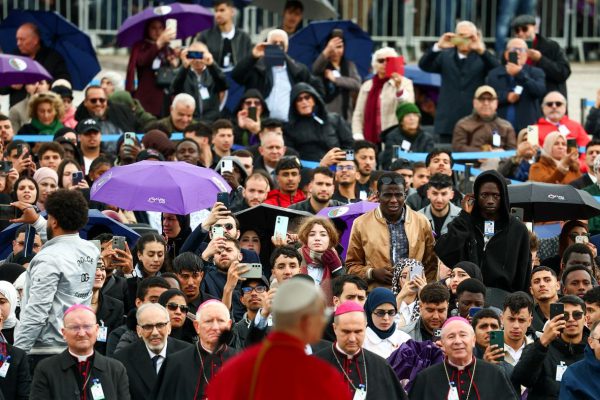 Многие африканские католики с радостью встретили первый визит Лео. Другие же опасаются, что он придал легитимность авторитарным лидерам.