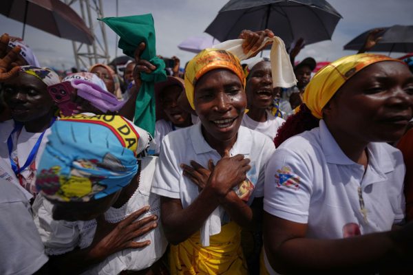 Многие африканские католики с радостью встретили первый визит Лео. Другие же опасаются, что он придал легитимность авторитарным лидерам.