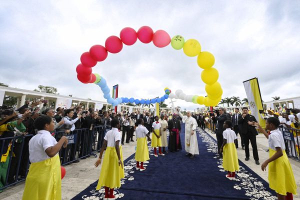 Многие африканские католики с радостью встретили первый визит Лео. Другие же опасаются, что он придал легитимность авторитарным лидерам.