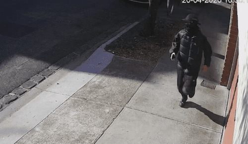 Молодые люди в масках совершили нападение средь бела дня, используя мачете и кувалду.