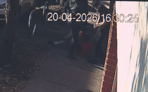 Молодые люди в масках совершили нападение средь бела дня, используя мачете и кувалду.