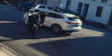 Молодые люди в масках совершили нападение средь бела дня, используя мачете и кувалду.