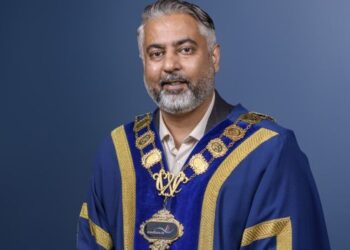 Мэр временно отстранен от должности после предоставления характеристики лица, совершившего сексуальное преступление.