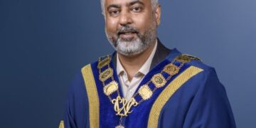 Мэр временно отстранен от должности после предоставления характеристики лица, совершившего сексуальное преступление.