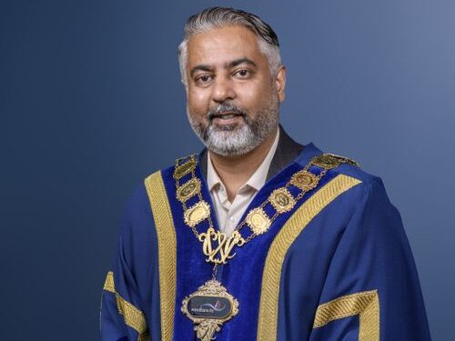 Мэр временно отстранен от должности после предоставления характеристики лица, совершившего сексуальное преступление.