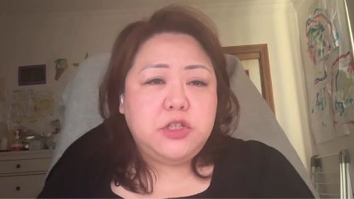 Мельбурнский школьник застрял в дверях автобуса и был утащен на дорогу.