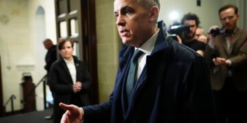 Согласно новому закону, миллионы американцев теперь могут также считаться канадцами.