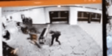 Момент, когда предполагаемый стрелок пробегает мимо охраны.