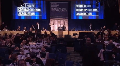 Момент, когда предполагаемый стрелок пробегает мимо охраны.