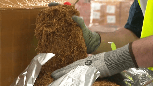 В чемодане обнаружена огромная партия контрабандного табака.