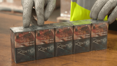 В чемодане обнаружена огромная партия контрабандного табака.