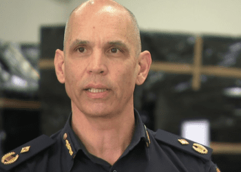 В чемодане обнаружена огромная партия контрабандного табака.