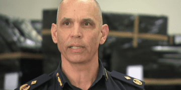 В чемодане обнаружена огромная партия контрабандного табака.