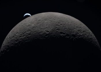 НАСА опубликовало новые снимки захода Земли и затмения, сделанные во время исторического пролета мимо Луны.