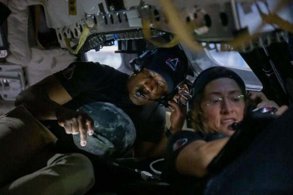 НАСА опубликовало новые снимки захода Земли и затмения, сделанные во время исторического пролета мимо Луны.