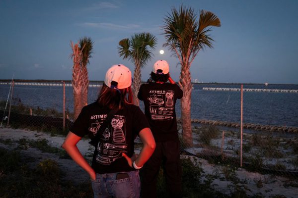 НАСА опубликовало новые снимки захода Земли и затмения, сделанные во время исторического пролета мимо Луны.