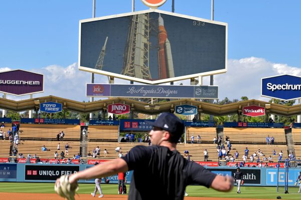 НАСА опубликовало новые снимки захода Земли и затмения, сделанные во время исторического пролета мимо Луны.