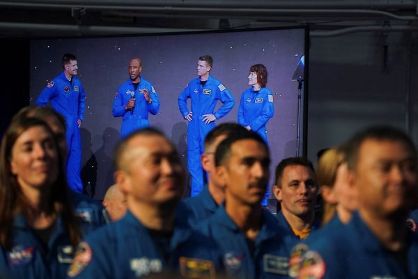 НАСА опубликовало новые снимки захода Земли и затмения, сделанные во время исторического пролета мимо Луны.