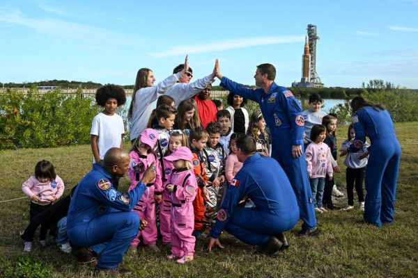 НАСА опубликовало новые снимки захода Земли и затмения, сделанные во время исторического пролета мимо Луны.