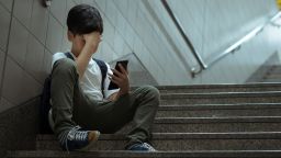 Не знакомы с содержанием «красной таблетки»? Подростки-мальчики знакомы, хотят они этого или нет.