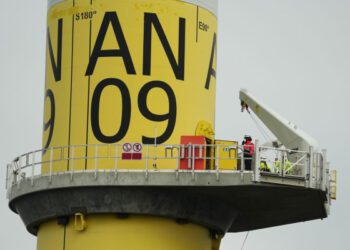 Вдоль побережья Род-Айленда строятся морские ветроэлектростанции, несмотря на попытки Трампа остановить их строительство.