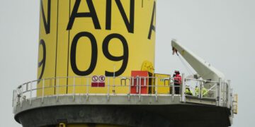 Вдоль побережья Род-Айленда строятся морские ветроэлектростанции, несмотря на попытки Трампа остановить их строительство.