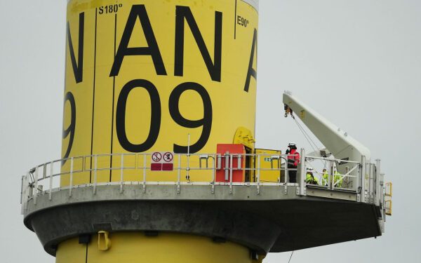 Вдоль побережья Род-Айленда строятся морские ветроэлектростанции, несмотря на попытки Трампа остановить их строительство.
