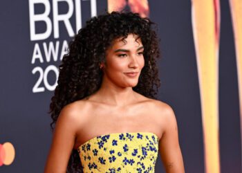 Оливия Дин рассказала, что песня «Man I Need» чуть не стала синглом, хотя ей «она очень нравилась».