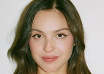 Оливия Родриго начинает свою эру «Sad Lover Girl» с новым синглом «Drop Dead»: слушайте его прямо сейчас!