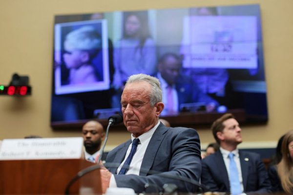 На Капитолийском холме РФК-младший защищает политику в отношении вакцин и продолжающиеся перемены.