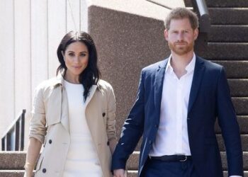 Пассажиры были ошеломлены, когда Гарри и Меган быстро покинули самолет, прибывший из Мельбурна.