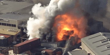 Жители Перта продолжают подвергаться воздействию токсичных химикатов спустя несколько дней после пожара.