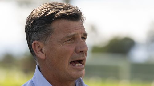 Цены на бензин снизились, несмотря на пожар на нефтеперерабатывающем заводе, но министр финансов предупреждает, что австралийцы могут столкнуться с экономическими трудностями.