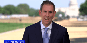 Цены на бензин снизились, несмотря на пожар на нефтеперерабатывающем заводе, но министр финансов предупреждает, что австралийцы могут столкнуться с экономическими трудностями.