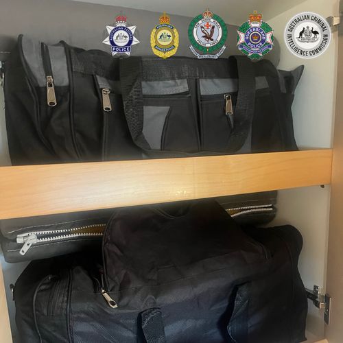 Полиция обнаружила 200 кг кокаина на борту катамарана, плывущего по реке Австралия.