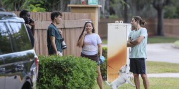 Полиция опознала тело одного пропавшего студента Университета Южной Флориды, второй до сих пор не найден, его соседу по комнате предъявлено обвинение.