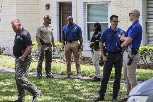 Полиция опознала тело одного пропавшего студента Университета Южной Флориды, второй до сих пор не найден, его соседу по комнате предъявлено обвинение.