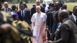 Месса Папы Римского для более чем 100 000 человек в Камеруне подчеркивает рост влияния католицизма в Африке.