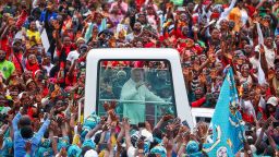 Месса Папы Римского для более чем 100 000 человек в Камеруне подчеркивает рост влияния католицизма в Африке.