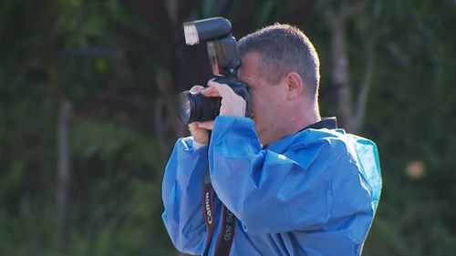 Житель Квинсленда получил восемь ножевых ранений во время вторжения в его дом на рассвете.