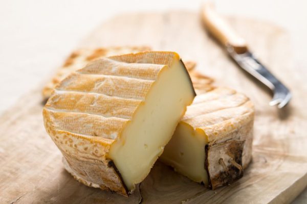 Сыр из непастеризованного молока связан со вспышкой кишечной палочки: что нужно знать, по мнению врача.