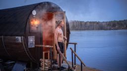 Терапия красным светом и сауны, возможно, не являются просто шарлатанством. Вот что показывают исследования.