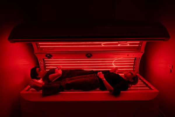 Терапия красным светом и сауны, возможно, не являются просто шарлатанством. Вот что показывают исследования.