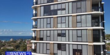 Спасатель забрался на высотное здание в Сиднее, чтобы добраться до пропавшей собаки, которая несколько дней провела, застряв на карнизе.