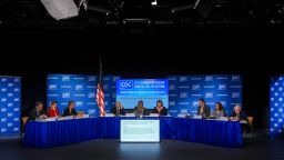 Министерство здравоохранения и социальных служб США под руководством Роберта Кеннеди-младшего пересматривает правила, регулирующие работу ключевого комитета CDC по вакцинам.