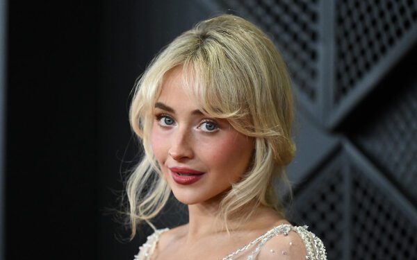 Сабрина Карпентер извинилась за свою реакцию на скандирование толпы на фестивале Coachella: «Теперь я знаю, что такое Загхрута». Сабрина Карпентер извинилась за свою реакцию на скандирование толпы на фестивале Coachella: «Теперь я знаю, что такое Загхрута».