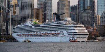 Ведется поисковая операция после того, как пассажир, предположительно, выпрыгнул за борт круизного лайнера.