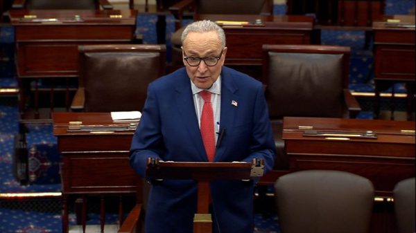 Сенат сделал важный шаг к финансированию ICE и пограничной службы, получив лишь голоса республиканцев.